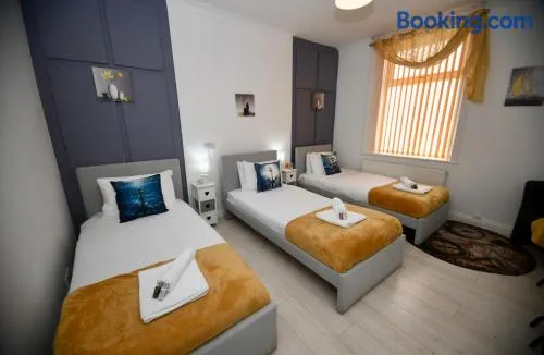 The Lower Deck-South Shields 4 seperate beds sleeps 5 Contractor and Long Stay Rates - Image 1