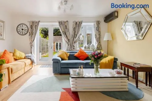 Cosy modern retreat 3 Bedrooms home with parking Essex - Image 1