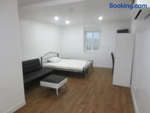 Appartements et studios meublés au centre ville d'Ouzouer Sur Loire - Image 1