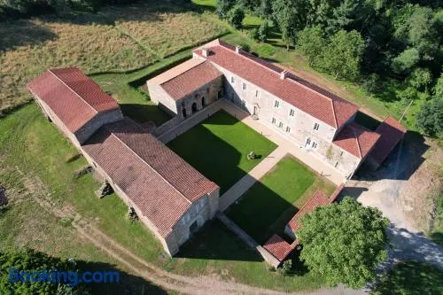 Gîte de charme au cœur de l'Abbaye de Trizay - Image 1