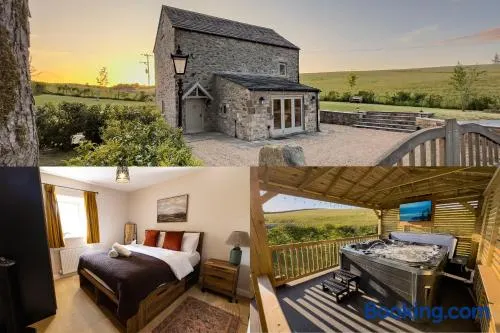PRIVATE LUXURY Barn Stay with Hot Tub and OUTDOOR ENTERTAINMENT, YORKSHIRE DALES SLEEPS 10! - Image 1