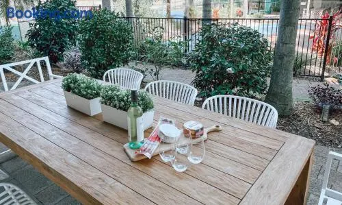 Carindale, 10,19 Dowling Street - Ground floor unit close to pool and tennis court, Wi-Fi, foxtel, linen and bed making supplied - Image 1