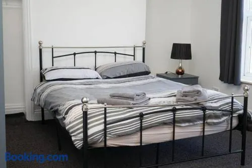 Hullidays - University Side Lg 4 bed House - Image 1