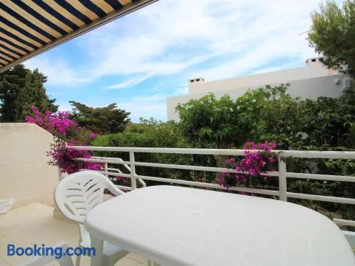 Appartement lumineux avec terrasse et jardin à 200 m de la plage de Grifeu - Image 1