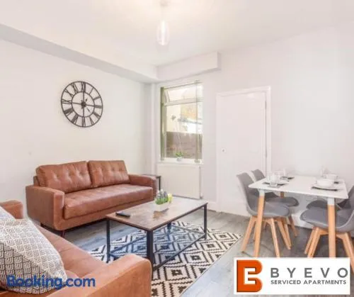 Darwin House -Gainsborough Luxury Contractor Home From Home & Family Getaway - Image 1