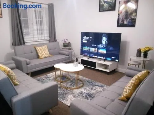 Cosy & Spacious 4 Bedroom House with Free Parking in Birmingham - Image 1