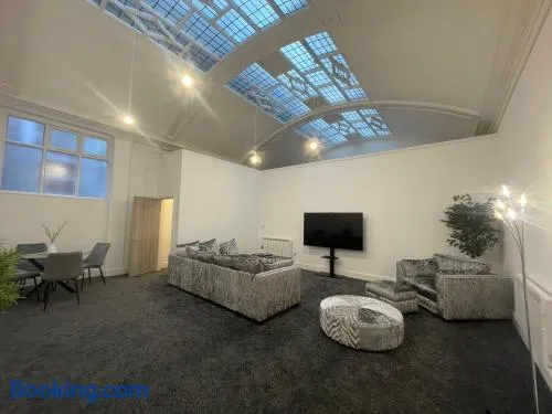 #20 Huge 2BR City Centre Apartment with Glass Ceiling Sleeps 6 Near Hull New Theatre - Image 1