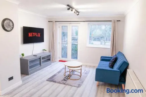 Modern 2BR Apartment in Wembley, - Image 1