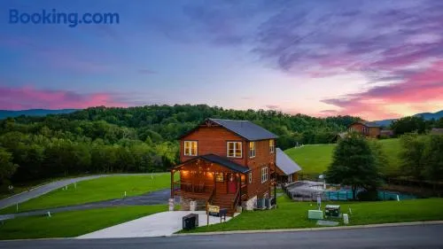 Huny Bear Lodge - Image 1