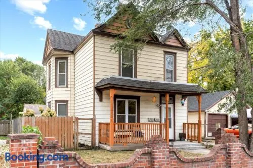 4BR Home Near Downtown Sleeps 10 - Tulip House - Image 1
