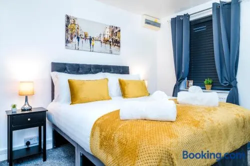 Stylish 3-Bed Home, Sleeps 6, Fast WiFi, Best for Extended Stays - Image 1
