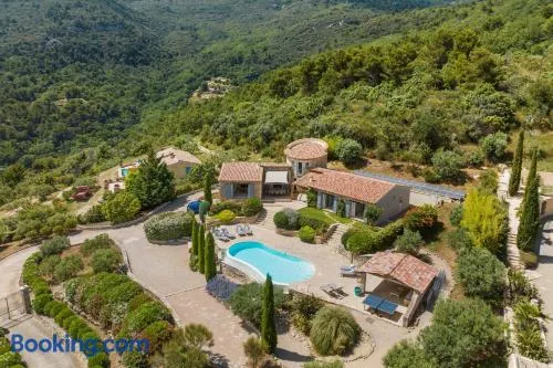 Villa La Genestière - Familienoase und Golfertraum mit Infinity-Pool und 180-Grad-Panoramablick bis zum Meer - Image 1