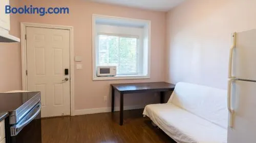 Cozy 1BR Burnaby Retreat Near Metrotown - Image 1