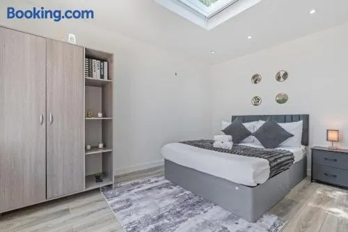 Modern guest house Free Parking - Image 1