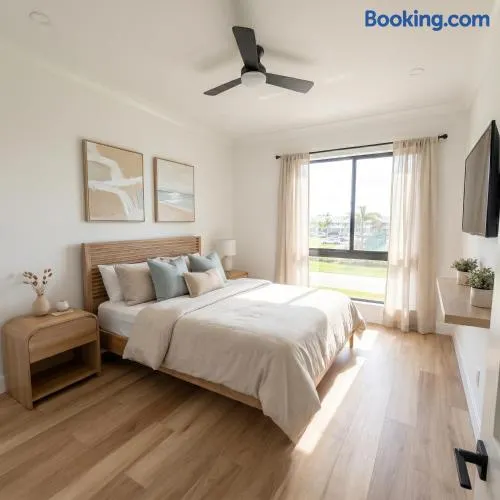Golf Course Living at Its Best 3BR Luxury Stay - Image 1