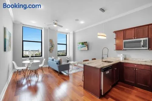 Modern 1BR with Rooftop Pool & Gym - Image 1