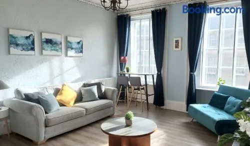 Spacious Victorian Apartment in Edinburgh City - Image 1