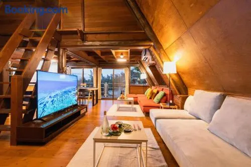 おしゃれな北欧スタイルの三角屋根が包み込む安らぎのコテージ - Image 1