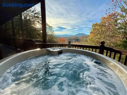 Elk Lodge, Cozy cabin with a Mountain View! - Image 1