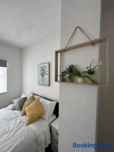 Tranquil 1BR in Gravesend - Image 1