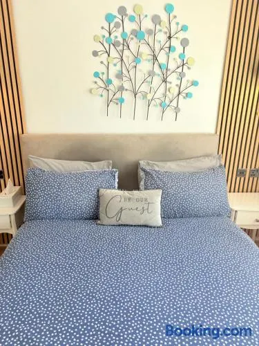 EasyStay - Bright & Spacious house, recently renovated, Free Parking near Luton Airport - Image 1