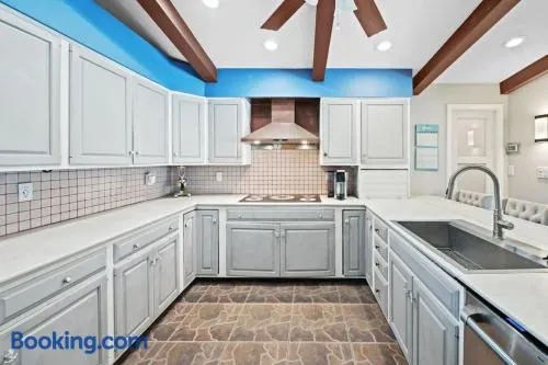 The Creek Resort Revamped Chic 4BR Haven with Pool - Image 1