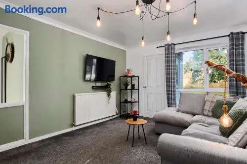 Cosy 2 bedroom flat, with parking & garden - Image 1