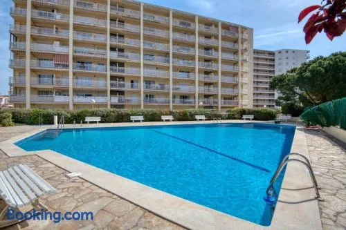 Apartamento con piscina junto a la playa - Image 1