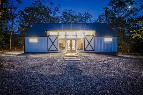 "The Barndo" 4BR Luxury Cabin, Hot Tub, Fire Pit, Bunks, Arcades, Playhouse! - Image 1