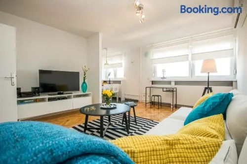 Hendrix Bridge Apartment - Image 1