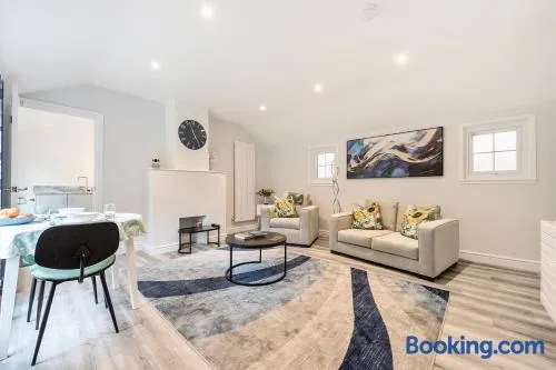 Wokingham - 1 Bedroom Cottage - Parking - Image 1