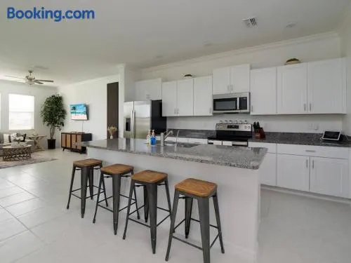 Modern Oasis! 3BR Townhouse in a Lagoon Community - Image 1