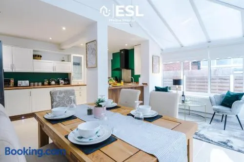 Open Plan - 3 Bedroom House - Garden and Outdoor Seating - Driveway Parking - Short Drive to City Centre - Image 1