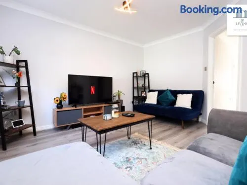 Spacious 3 Bed Home In The Heart Of Bridgend - By EKLIVING LUXE Short Lets & Serviced Accommodation - Image 1