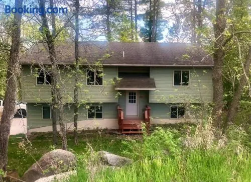 Cozy pet-friendly home near hiking trails and Lake Vermilion - Image 1