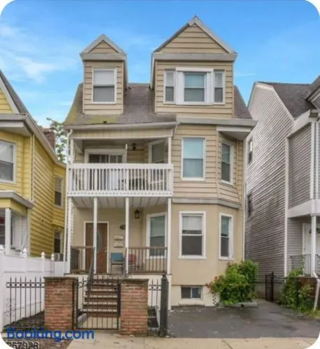 Enjoyable 3-bedroom house in charming East Orange neighborhood - Image 1