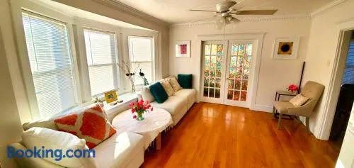 Near Train Station Gorgeous 3-Bedroom Apartment with Patios - Image 1
