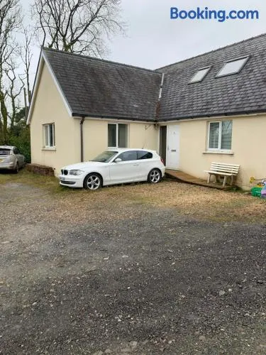 Spacious romantic party cottage with log burner and Ultrafast Fibre near pub Pet friendly - Image 1