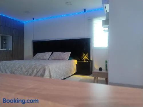 Habitación King con baño privado, AC, cerca a centro de eventos, aeropuerto,zona bancaria y comercial - Image 1