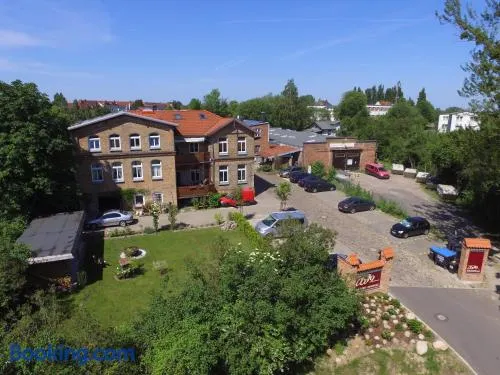 Villa Backstein Schwerin mit zentraler Lage im Grünen kostenfreien Parkplätzen und 8 E - Ladestationen - Image 1