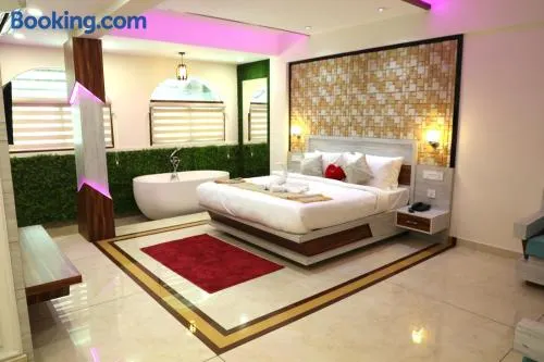 ROYAL CASTLE HOTEL - Image 1