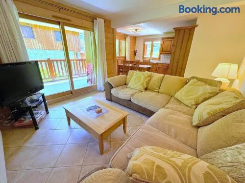Grand appartement entièrement équipé avec terrasse | À côté du ski - Image 1