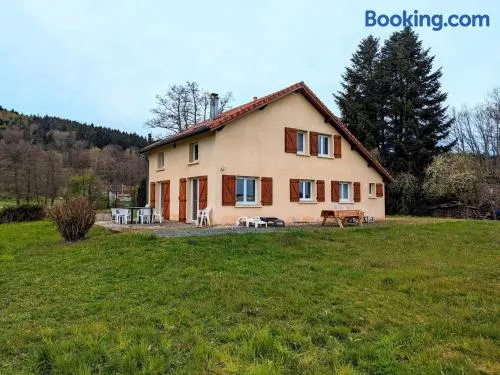 Gîte spacieux avec cheminée, proche nature, accessible PMR, idéal famille et motards - Image 1