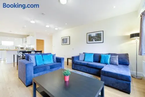 Spacious 3 Bedroom Apt with Parking by 360Stays - Image 1