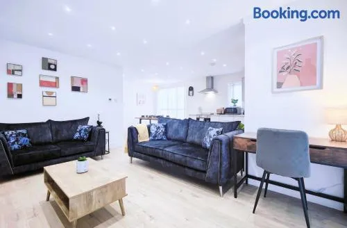 HEYHOO Shaw Heath Cottage - Charming Holiday Home In the Heart of Stockport - Free Parking - Image 1