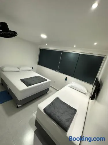 Quarto privativo com banheiro compartilhado em Pousada recém construída,a 500mts do pátio do forró - Image 1