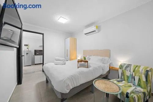 Bright Comfort Studio with Kitchen and Cozy Bed - Image 1
