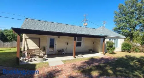 Retro Guesthouse with Boat and RV Parking - Image 1