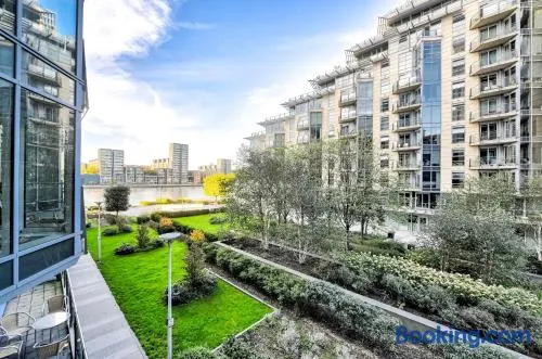 Bright Riverside 2 Bed Haven with Balcony - Modern Comfort in Battersea - Image 1