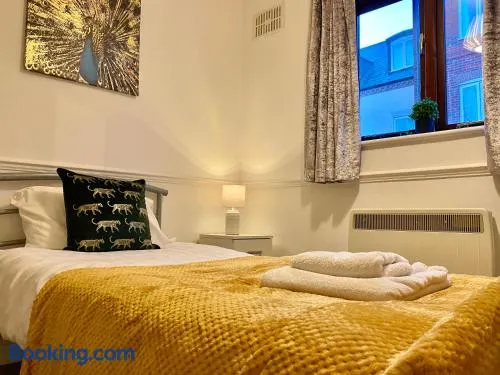 EasyRest Spalding - 4 Beds & Free Parking - Central & Modern Open Plan Apartment - Convenient Location - Image 1
